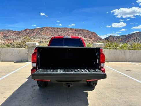 Used 2018 Toyota Tacoma TRD Sport w/ Technology Package image 8