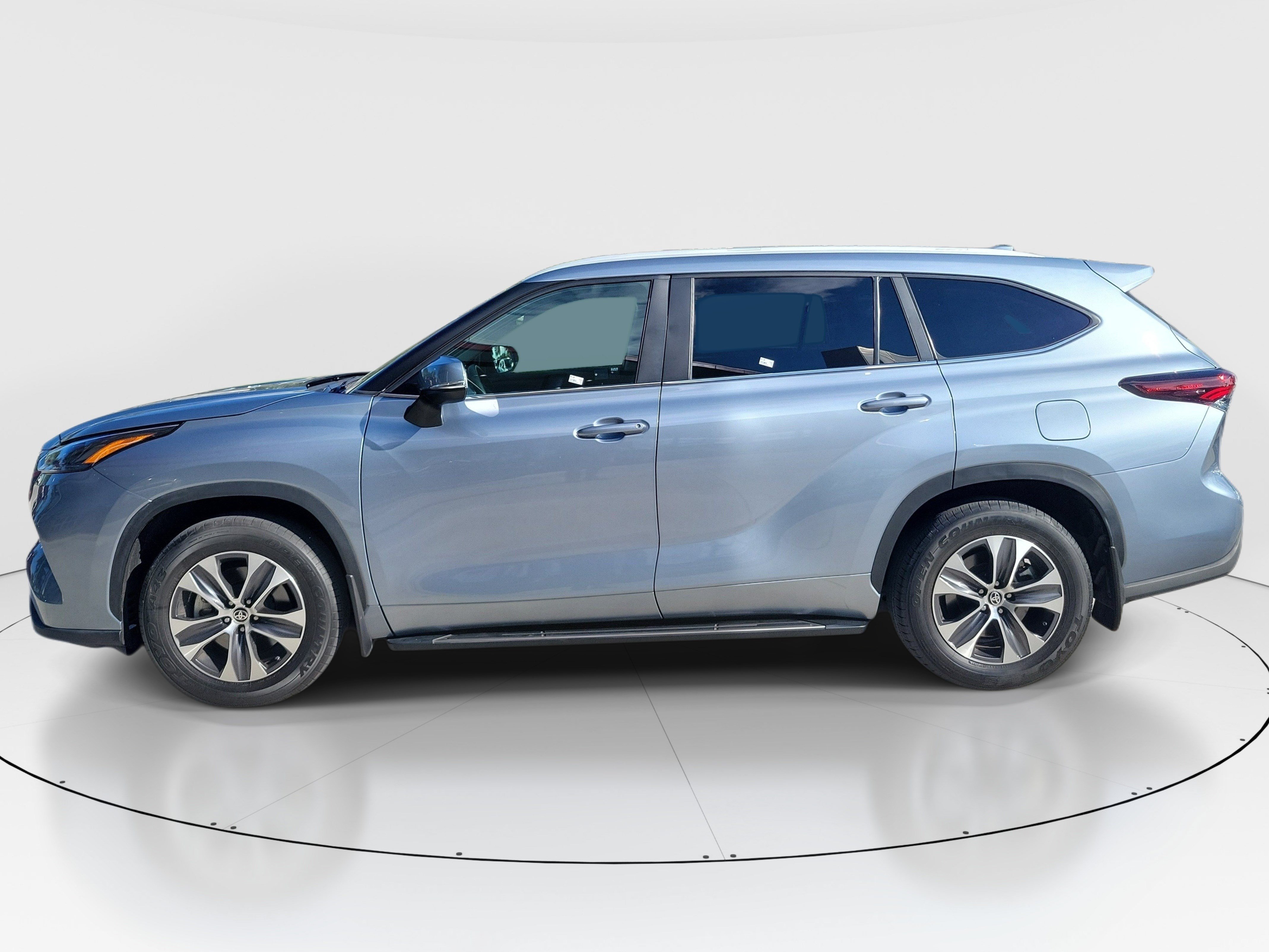 Used 2024 Toyota Highlander XLE FWD image 4