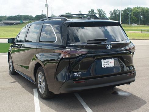 Certified 2025 Toyota Sienna LE FWD image 16