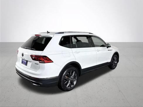 Certified 2022 Volkswagen Tiguan SE w/ Panoramic Sunroof Package AWD/4WD image 7