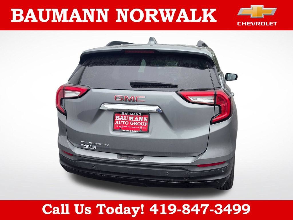 Used 2024 GMC Terrain SLE w/ Driver Convenience Package FWD image 10