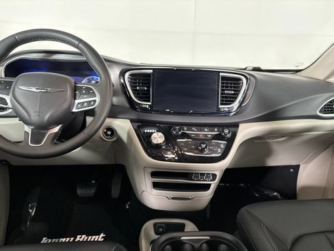 Used 2024 Chrysler Pacifica Touring-L FWD image 22
