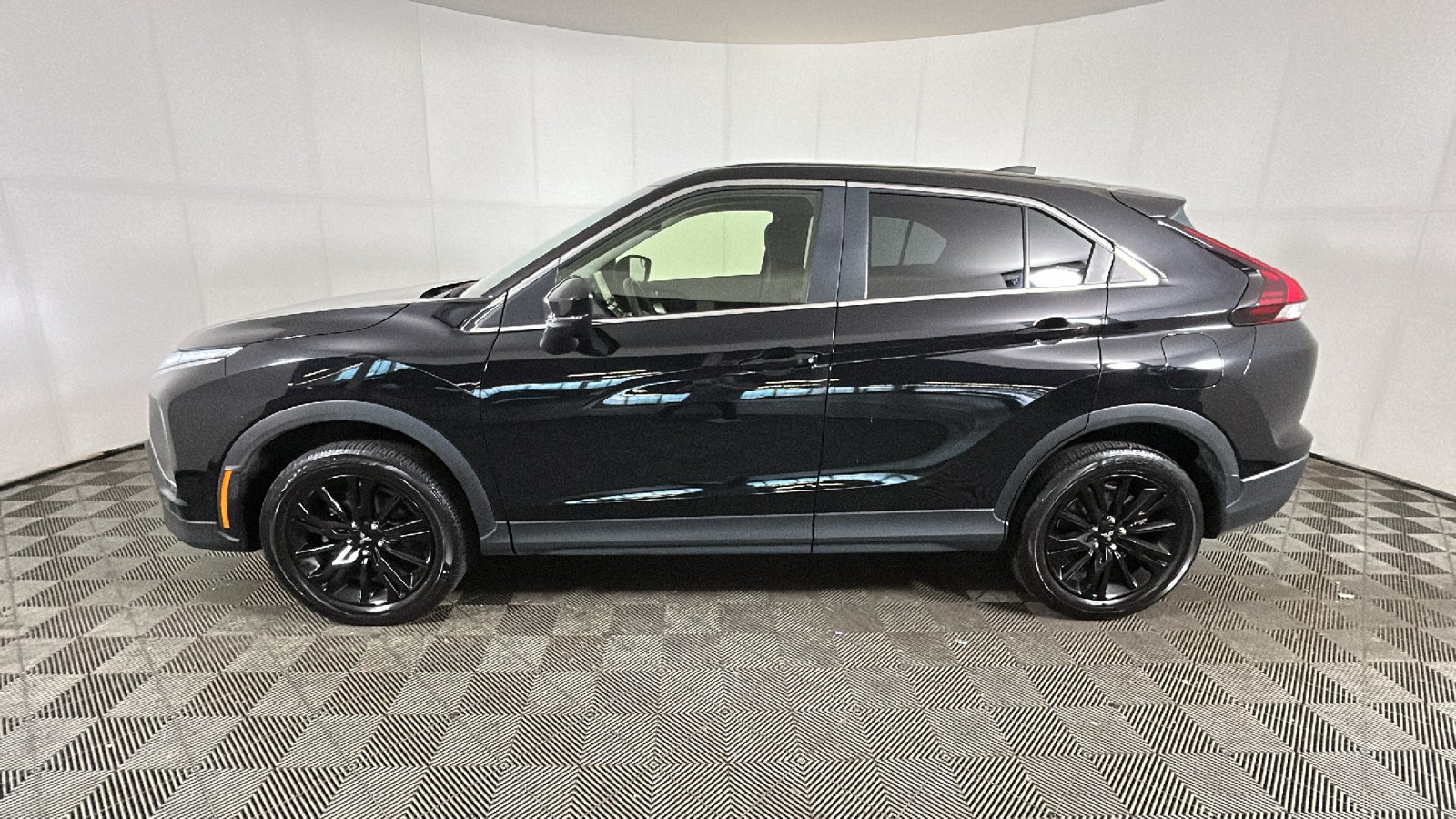 Used 2025 Mitsubishi Eclipse Cross LE AWD/4WD image 5