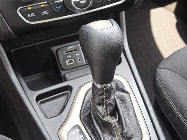 Used 2015 Jeep Cherokee Latitude w/ Comfort/Convenience Group FWD image 14