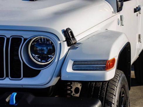 Used 2024 Jeep Wrangler Unlimited Sahara AWD/4WD image 5