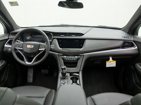 New 2025 Cadillac XT6 Luxury image 11