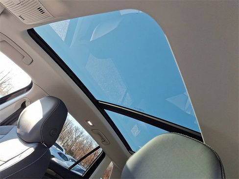 New 2026 Volkswagen Tiguan SE image 7