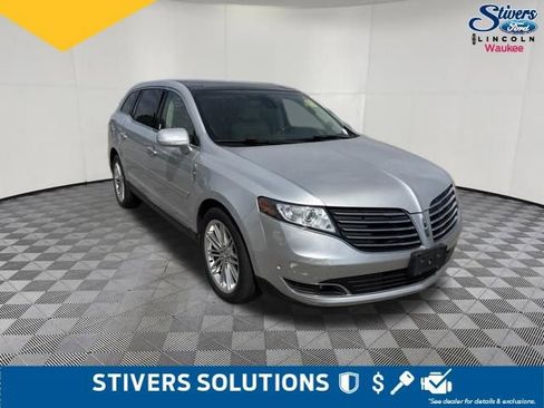 Used 2019 Lincoln MKT AWD image 3