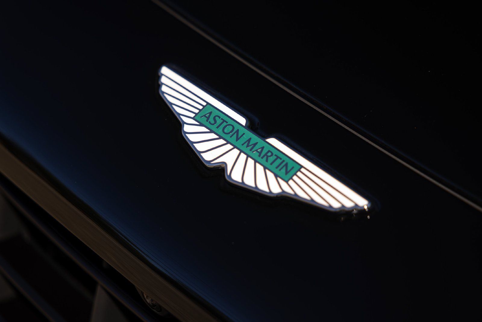 Used 2025 Aston Martin V8 Vantage Coupe RWD image 29