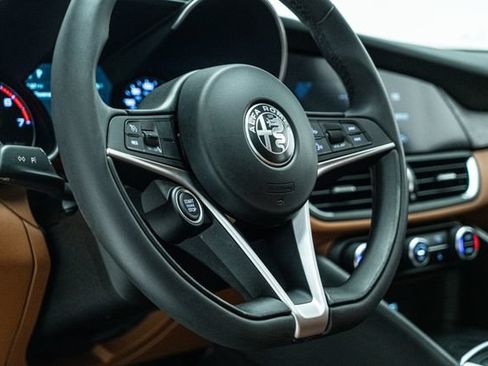 Used 2018 Alfa Romeo Giulia AWD image 23