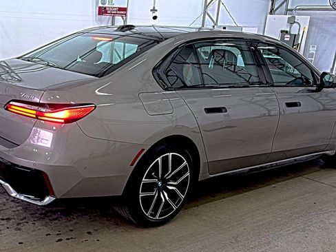 Used 2023 BMW 740i w/ Parking Assistance Package image 10