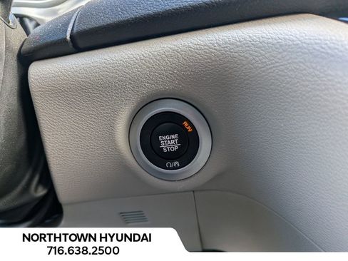 Used 2024 Chrysler Pacifica Touring-L image 17