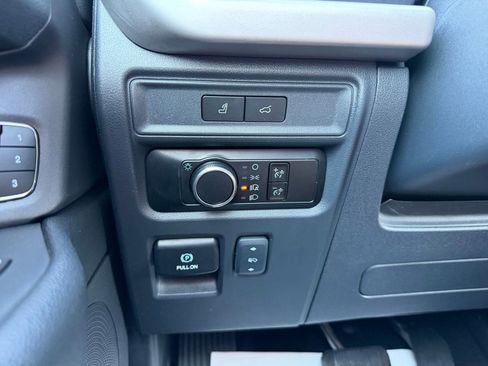 Used 2024 Ford Expedition XLT image 28