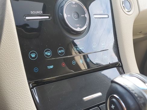 Used 2018 Ford Taurus Limited image 26