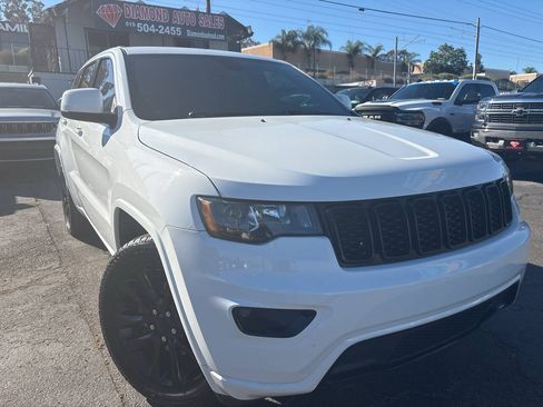 Used 2018 Jeep Grand Cherokee Altitude RWD image 2