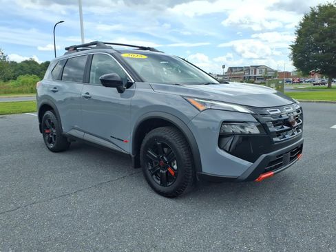 Used 2025 Nissan Rogue SV AWD/4WD image 3