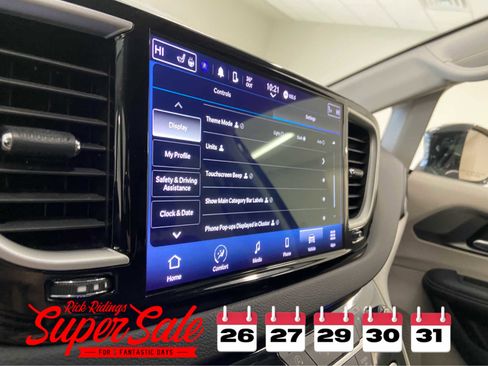 Used 2024 Chrysler Pacifica Touring-L image 30