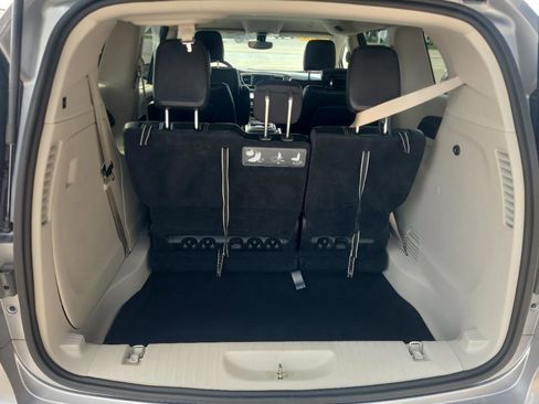 Used 2020 Chrysler Voyager Lxi image 9