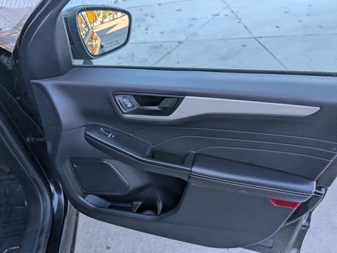 Used 2022 Ford Escape SE w/ SE Sport Appearance Package image 29