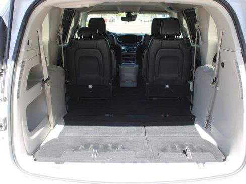 Used 2024 Chrysler Pacifica Touring-L FWD image 14