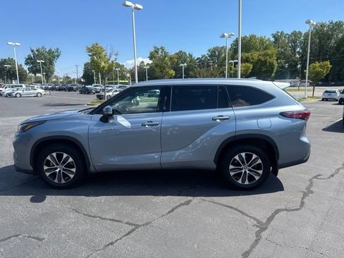 Used 2021 Toyota Highlander XLE AWD/4WD image 2