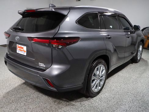 Used 2024 Toyota Highlander Limited FWD image 7