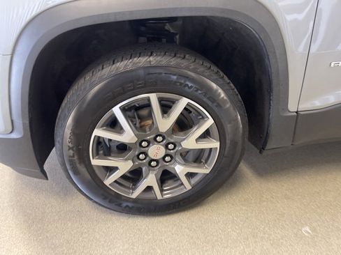 Used 2023 GMC Acadia SLE w/ Driver Convenience Package image 3