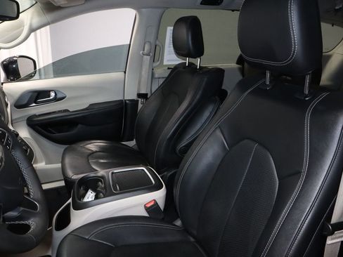 Used 2022 Chrysler Pacifica Touring-L w/ Uconnect Theater Family Group FWD image 27
