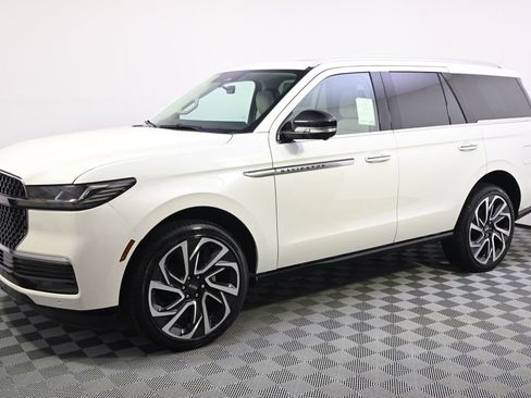New 2026 Lincoln Navigator Reserve AWD/4WD image 2