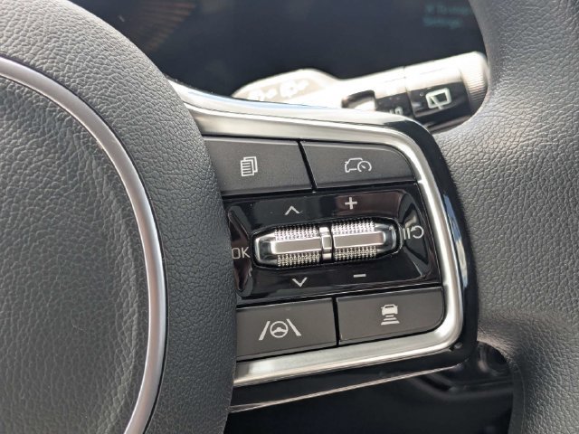 Used 2025 Kia Sorento LX FWD image 23