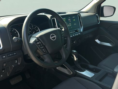 Used 2025 Nissan Frontier SV w/ SV Convenience Package RWD image 12