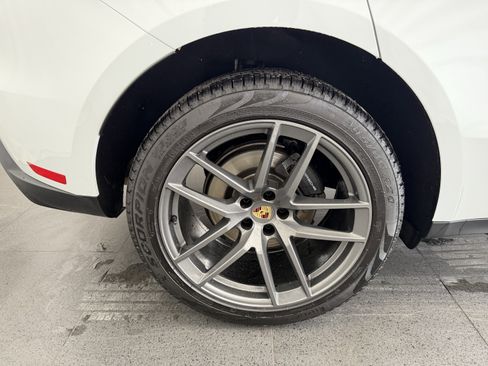 Certified 2025 Porsche Macan image 12