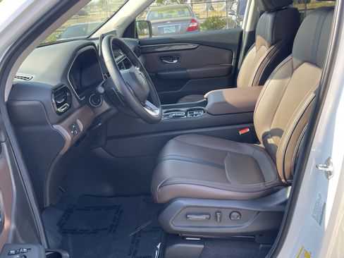 Used 2025 Honda Pilot Elite image 11