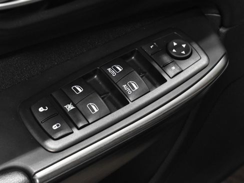 Used 2015 Jeep Cherokee Latitude w/ Cold Weather Group AWD/4WD image 12
