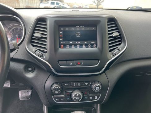 Certified 2019 Jeep Cherokee Latitude Plus w/ Comfort/Convenience Group image 16