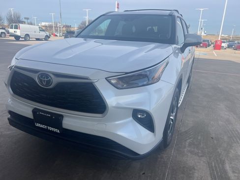 Used 2025 Toyota Highlander XLE image 2