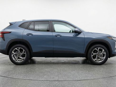 Used 2025 Chevrolet Trax LT FWD image 11