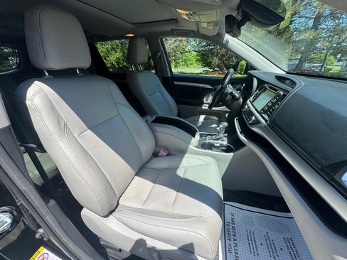 Used 2017 Toyota Highlander XLE AWD/4WD image 15