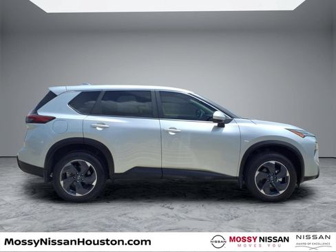 Certified 2025 Nissan Rogue SV FWD image 8