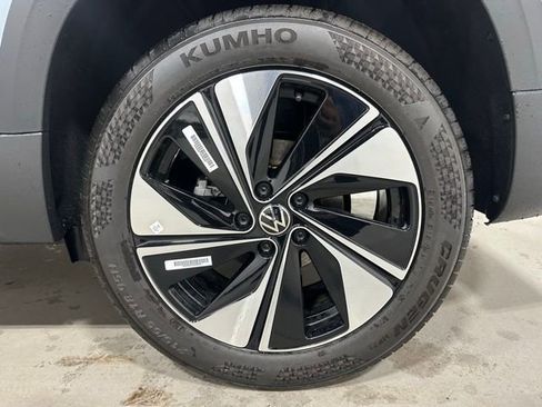 New 2026 Volkswagen Taos SE image 22