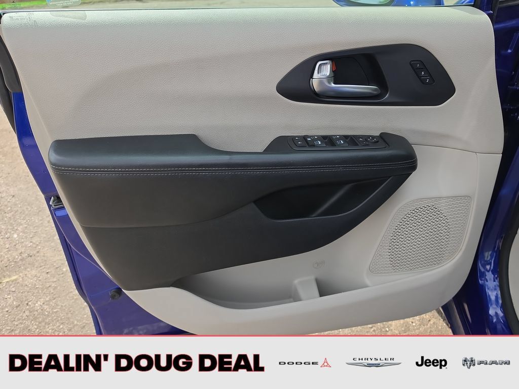 Used 2020 Chrysler Pacifica Limited FWD image 11