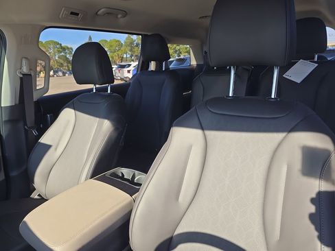 New 2026 Kia Carnival FWD image 21