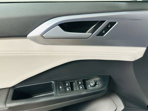 Certified 2025 Volkswagen Taos SE image 21