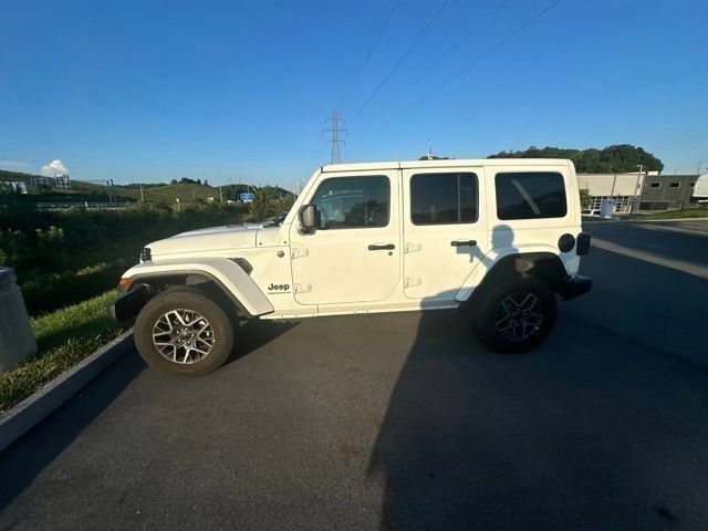 Used 2025 Jeep Wrangler Unlimited Sahara AWD/4WD image 33