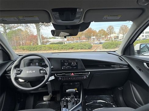 Certified 2025 Kia Niro LX image 18
