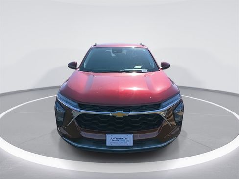 Used 2025 Chevrolet Trax LT w/ LT Convenience Package image 3