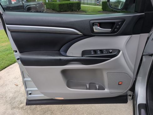 Used 2019 Toyota Highlander Limited Platinum FWD image 14