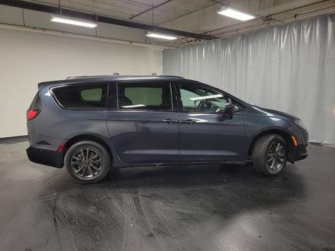 Used 2020 Chrysler Pacifica Touring-L w/ Advanced Safetytec Group image 10