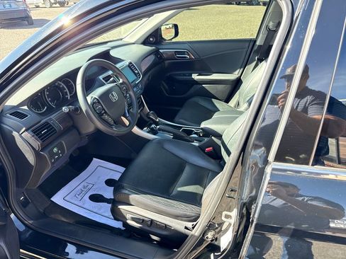 Used 2017 Honda Accord Touring image 11