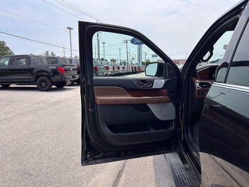 Used 2022 Lincoln Navigator L Reserve AWD/4WD image 12